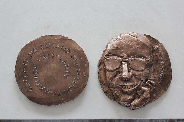 Ein Bronze-Portrait von Joseph Maria-Lutz samt dem Anfang der von ihm verfassten Bayern-Hymne hat die Gaimersheimer Künstlerin Dagmar Veit modelliert.