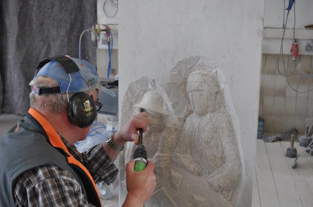 Der Künstler Helmut Raum hat das Relief auf dem Joseph Maria Lutz-Denkmal gefertigt.