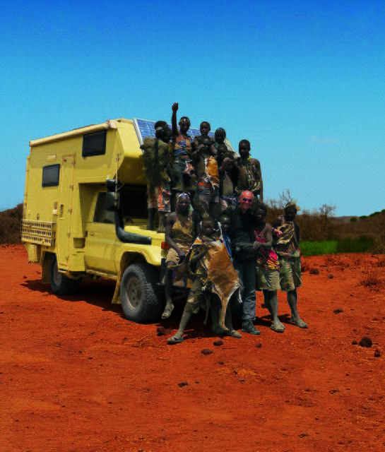 Hier treffen die Hadzabe mit ihrem Leben wie in der Steinzeit auf zwei  moderne Menschen
