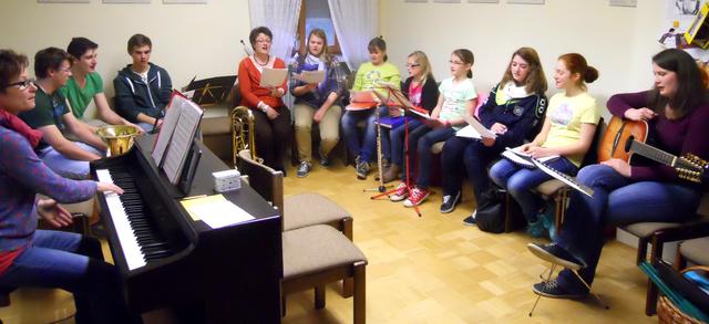 Der Jugendsingkreis unter Leitung von Monika Krammer (hier beim Proben im Affalterbacher Pfarrhaus) gestaltet zusammen mit anderen Musikgruppen ein Konzert zur Passionszeit in Uttenhofen.