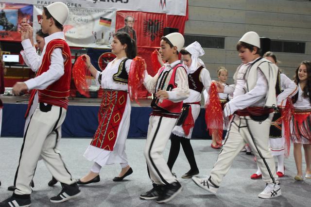 Die Kinder- und Jugendtanzgruppe des albanisch-deutschen Kulturvereins Sali Çekaj unter der Leitung von Shemsi Haziri und Gazmend Dashi