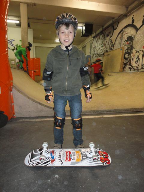 Skater Michael Clausnitzer und Stadtjugendpfleger Matthias Stadler leiten leichtere Tricks an