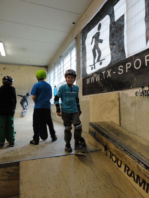 Beim Schnuppertag erprobt der Skatenachwuchs erste Rollversuche und das richtige Verhalten in der Skatehalle