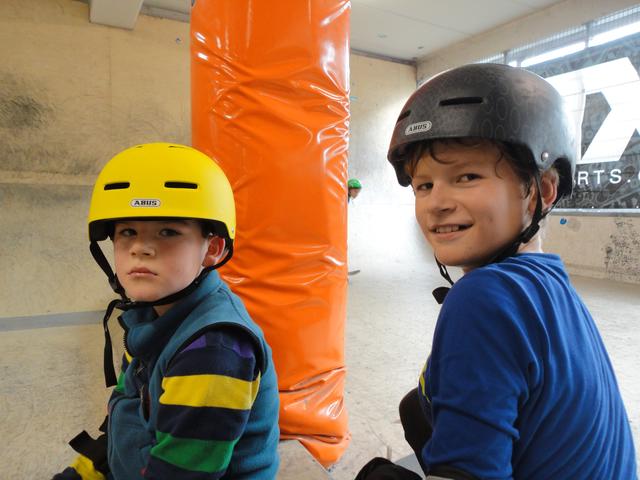 Schutzkleidung und Skateboards für den verletzungsintensiven Sport können in der Skatehalle geliehen werden.