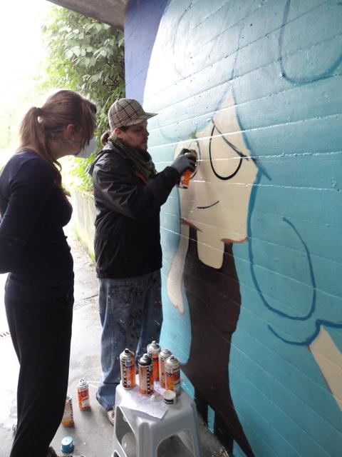 Andreas Dill erklärt die Handhabung der Spraydosen.