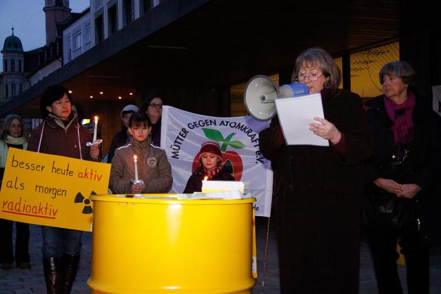 Die Katastrophe von Fukushima war im März 2012 Anlass für eine Mahnwache der Mütter gegen Atomkraft. | Foto: Martin Moser