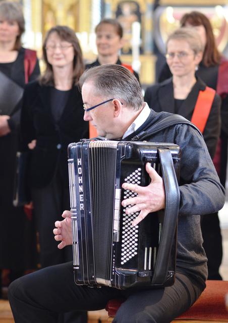 Peter Wittrich spielt mit seinem Duopartner Wolfgang Wagner auf zwei Akkordeons | Foto: Steininger