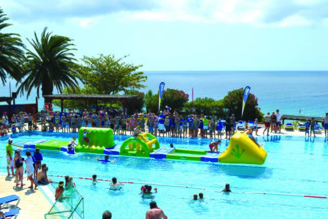 Verschiedene Wasserspielgeräte, wie der Aquatrack, versprechen viel Spaß bei der Pool-Party im Pfaffenhofener Freibad. | Foto: H20 fun