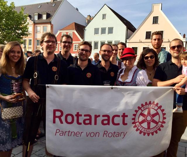 Mitglieder von „Rotaract“ beim Volksfestauszug