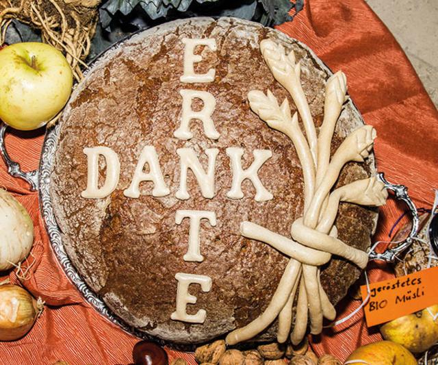 Ihre Gaben tragen zu einem reichhaltig geschmückten Erntedankaltar bei. Vielen Dank dafür.
