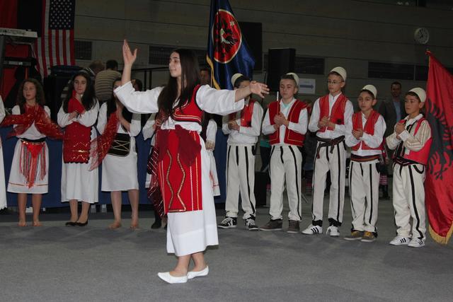 Die Kinder- und Jugendtanzgruppe des Albanisch-Deutschen Kulturvereins Sali Çekaj