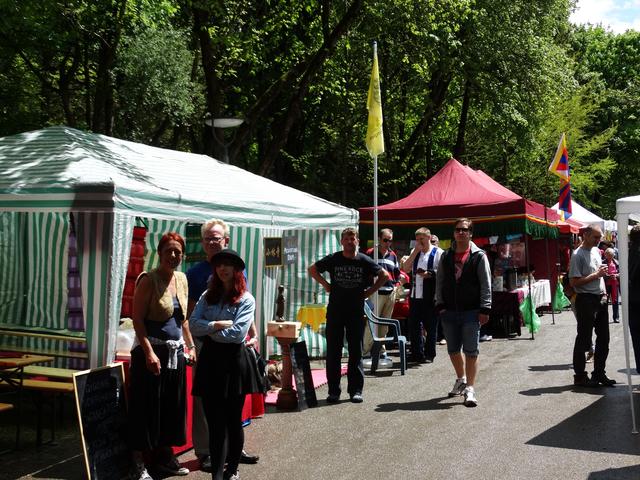 Stände der buddhistischen Vereine, die am Vesakh-Fest teilnehmen.