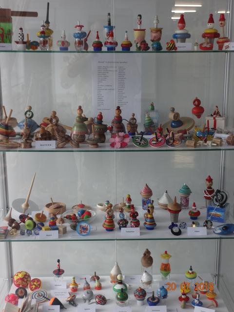 Kreisel, ein Spielzeug von Europa über Afrika und auf der ganzen Welt