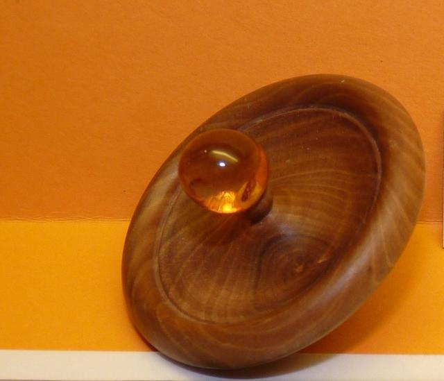 Bernsteinkreisel aus der Kuriositätensammlung von Frau Dr. Krammer-Keck