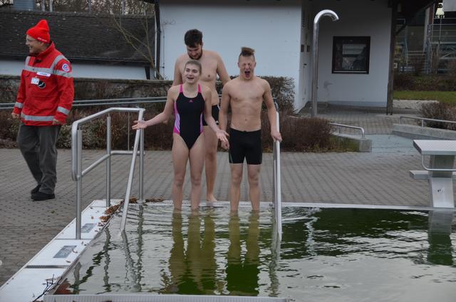 die ersten trauen sich ins kalte Wasser