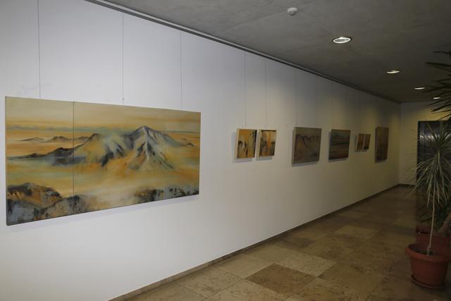 Im Eingangsbereich Bilder mit dem Titel "Wüstentage" von Georg Forster | Foto: Manuel Augstburger