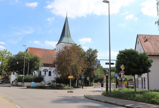An der evangelischen Kirche (Ecke Münchener-/Moosburger Straße) soll ein Minikreisel entstehen.