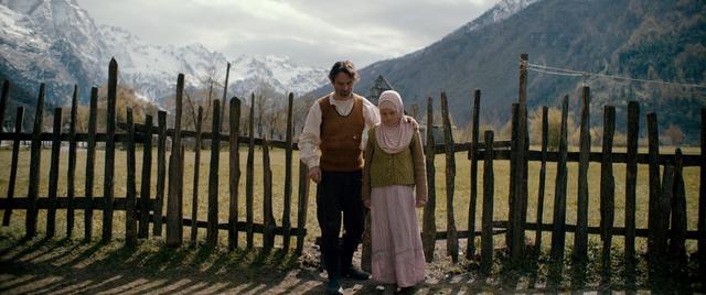 Besnik (Arben Bajraktaraj) hat ein besonders enges Verhältnis zu seinen Nichten und Neffen, mit denen er seit dem Tod des Vaters Haus und Hof teilt. | Foto: Neue Visionen Filmverleih