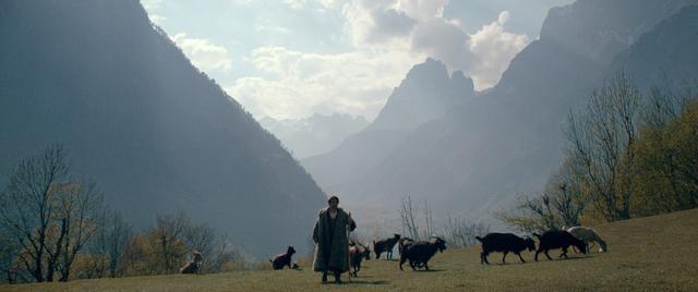 Hier fühlt er sich am wohlsten: Besnik (Arben Bajraktaraj) streift mit seiner Ziegenherde durch die Einsamkeit der Albanischen Alpen. | Foto: Neue Visionen Filmverleih