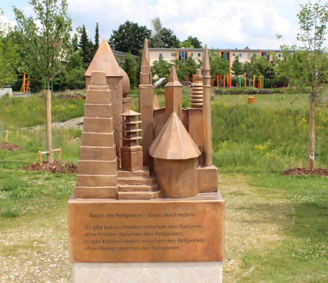 Die Bronzeskulptur am Baum der Religionen wurde vom Bildhauer Richard Gruber entworfen und gefertigt.
