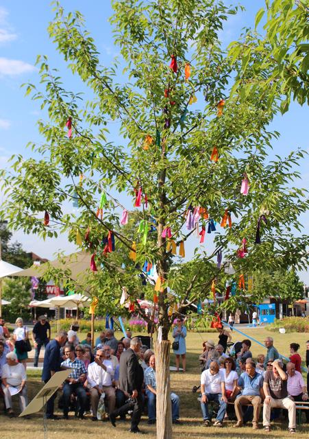 Das Friedensgebet am Baum der Religionen ist jedes Jahr ein Anziehungspunkt.