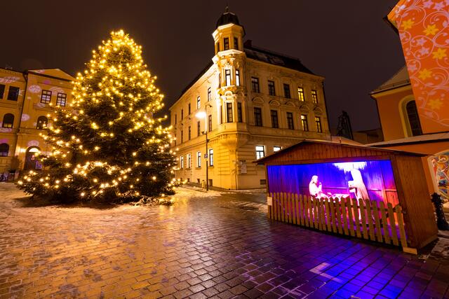 Die lebensgroße Krippe des leidenschaftlichen Schnitzers Josef Brummer kann man auch dieses Jahr wieder vor dem Haus der Begnung bewundern.