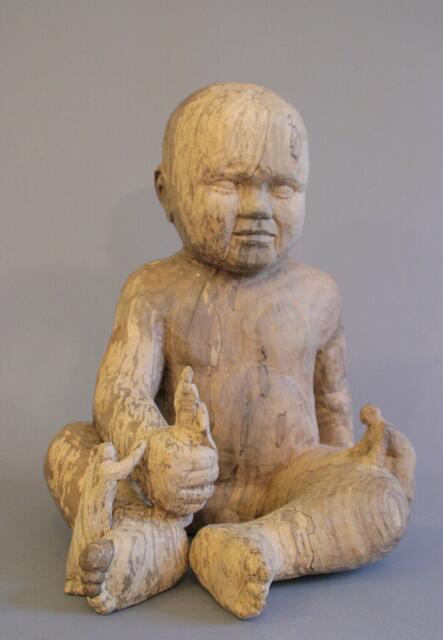 Bei dem riesenhaften Jesuskind hat die Künstlerin
Kathrein Muschert die Größenverhältnisse umgedreht: Die Erwachsenen sind praktisch Spielzeugfiguren.