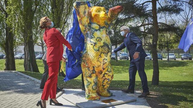 Der farbenfrohe "Buddy Bear", eine bemalte Skulptur von
Alfred Ullrich, wurde vor einem Jahr im deutschen Garten des Europäischen Jugendzentrums in Straßburg aufgestellt. | Foto: Ullrich