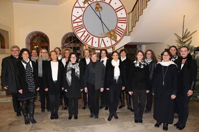 Der Frauenchor "Chorisma" mit seinem Leiter Albin Scherer | Foto: Simon Steiger