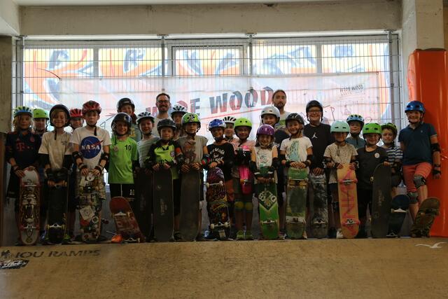 In drei Tagen bringen Matthias Stadler von der Stadtjugendpflege und Chris Rieger von Wide Wood kiddyskate den Teilnehmer*innen alles rund ums Skaten und die Skatehalle Pfaffenhofen bei.
 | Foto: © Stadtjugendpflege Pfaffenhofen