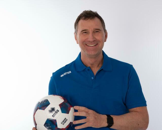 Bernhard Winkler, ehemaliger Fußball-Bundesligaprofi (TSV 1860 München und 1.FC Kaiserslautern), betreut das balori-Sportcamp auf der MTV-Sportanlage in Hettenshausen.