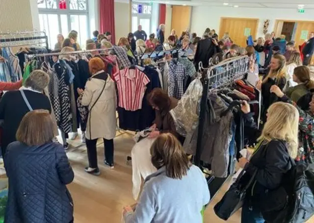 Archivbild: Kleidertauschparty im kath. Pfarrheim  | Foto: Tausch-Kreis PAF