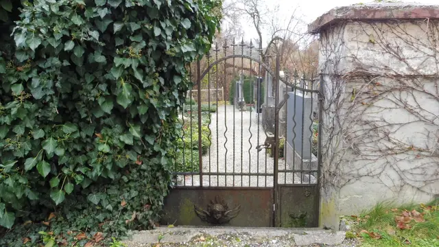 Tor zum denkmalgeschützten Friedhof in Geroldshausen