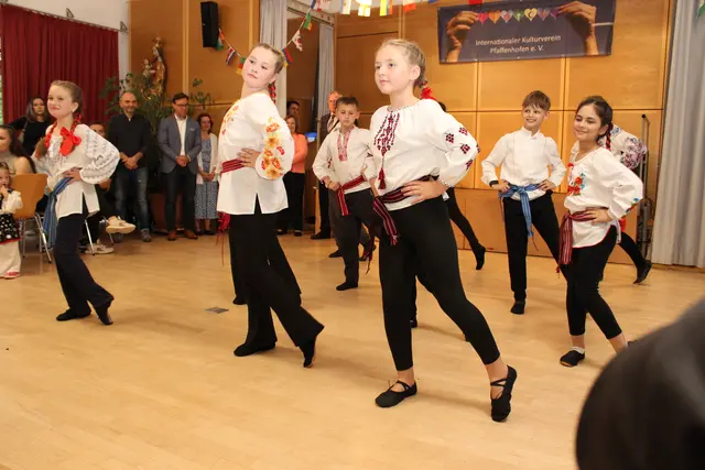 Die ukrainische Tanzgruppe tritt bei der Benefizveranstaltung am Samstag auf.  | Foto: Elisabeth Steinbüchler