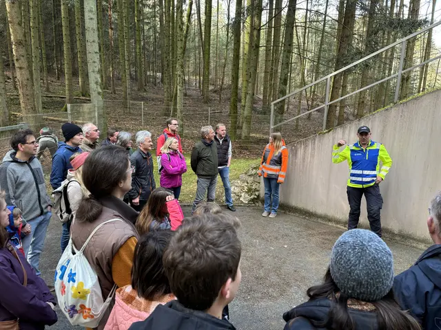 Menschen stehen bei einer Führung draußen zusammen