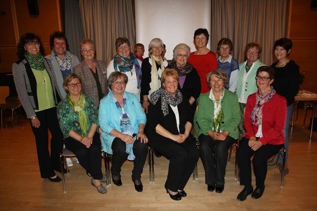 Vordere Reihe von links: Regina Heck, Brigitte Kern (Schriftführerin), Ursel Sibinger (1. Vorsitzende),   Rita Reicheneder (2. Vorsitzende), Marita Findel (Schatzmeisterin); Hintere Reihe von links: Waltraud Daniel, Anke Leis-Lermen, Marlis Weiß, Renate Schmid, Irene Stoffels, Ilse Kowarzyk, Brigitte Eberhard, Hermine Heindl, Waltraud Wagner, Sylvia Aigner