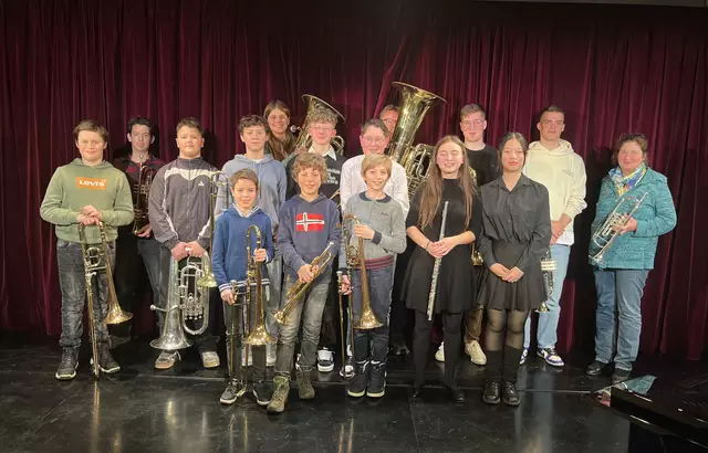 "Blechstark ins neue Jahr“ – Die Musikerinnen und Musiker der Städtischen Musikschule nach einem gelungenen Konzertabend.