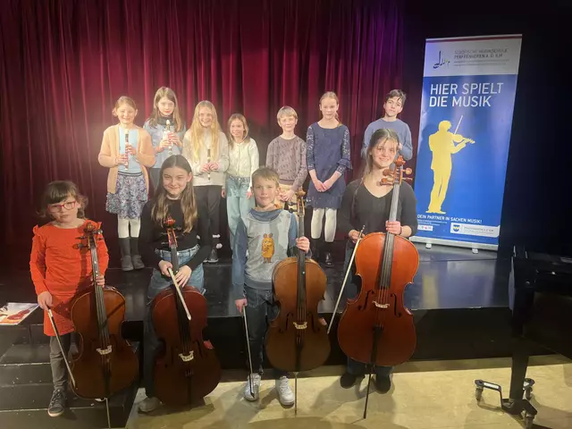 Die Schülerinnen und Schüler der Städtischen Musikschule nach einem erfolgreichen Montagskonzert am 24. Februar – ein Abend voller Musik und Applaus! | Foto: Stadtverwaltung Pfaffenhofen