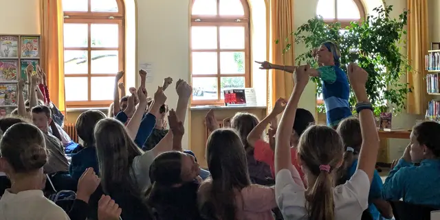 Eine mitreißende Vorlesung für Schüler und Schülerinnen des Schyren-Gymnasiums bot Autorin Antonia Michaelis kurz vor den Sommerferien mit ihrem Buch "Enia und der Regenzauber" in der Stadtbücherei
