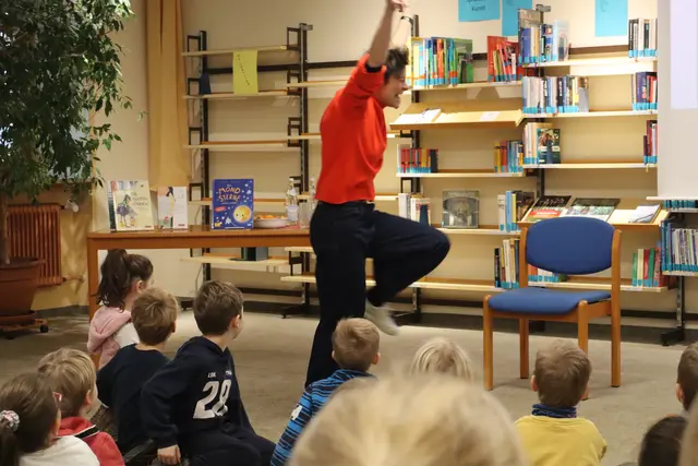 Anfang Dezember: Autorin und Schauspielerin Lena Raubaum zieht die Vorschulkinder der Pfaffenhofener Kitas mit einer überaus lebhaften Lese-Veranstaltung in ihren Bann und vermittelt die Botschaft: Sprache macht Spaß! | Foto: E. Brendel