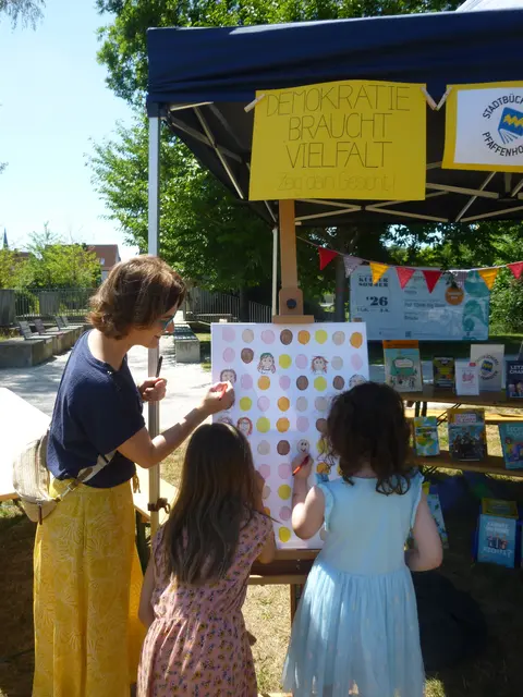 Kleine und große Bürger:innen zeigten beim Infostand der Stadtbücherei ihr Gesicht. | Foto: E. Brendel